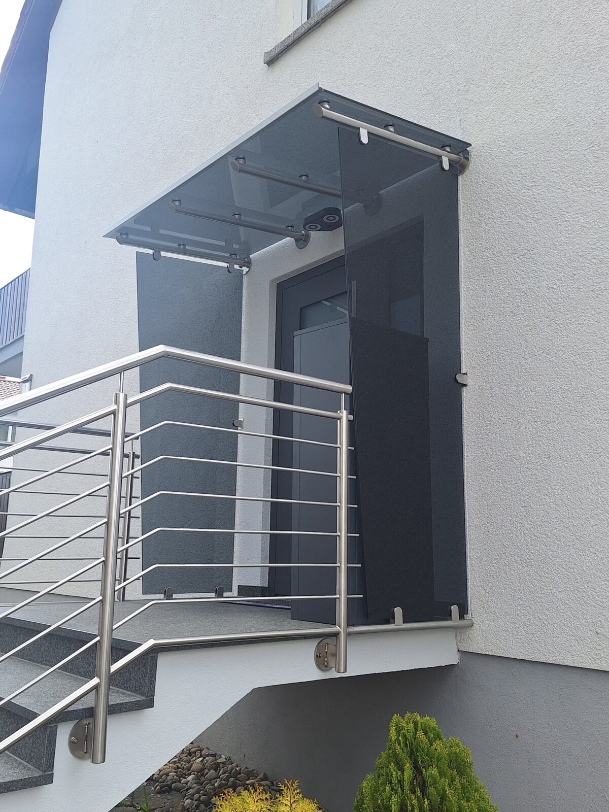Vordach mit Seitenteilen aus Edelstahl und Glas